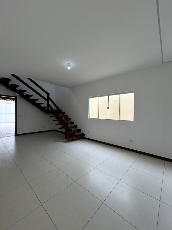 🏡 Sobrado espaçoso e bem localizado — 3 dormitórios, área generosa e 4 vagas de garagem!  Caraguatatuba - 