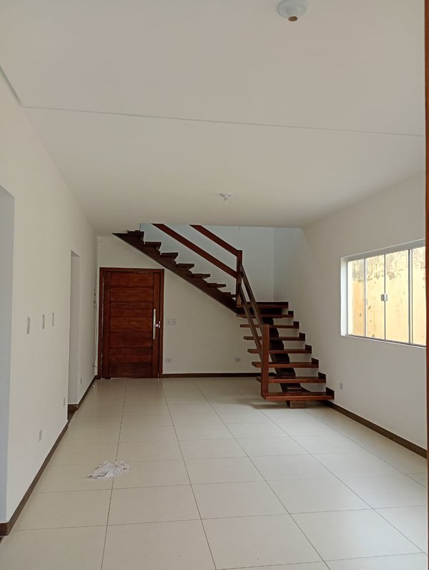 🏡 Sobrado espaçoso e bem localizado — 3 dormitórios, área generosa e 4 vagas de garagem!  Caraguatatuba - 