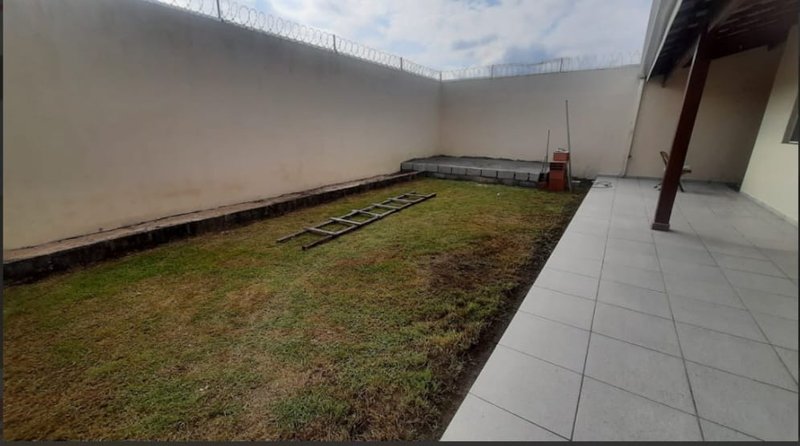🏡 Sobrado espaçoso e bem localizado — 3 dormitórios, área generosa e 4 vagas de garagem!  Caraguatatuba - 