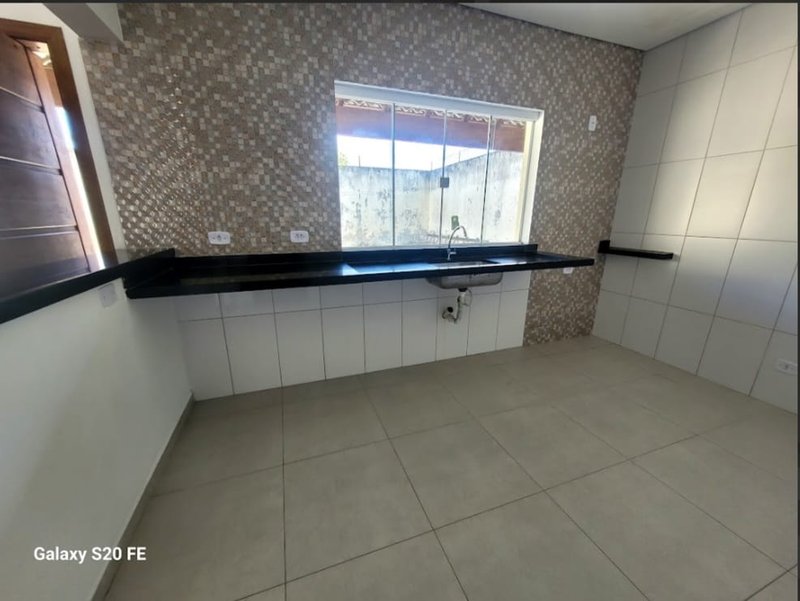 🏡 Sobrado espaçoso e bem localizado — 3 dormitórios, área generosa e 4 vagas de garagem!  Caraguatatuba - 
