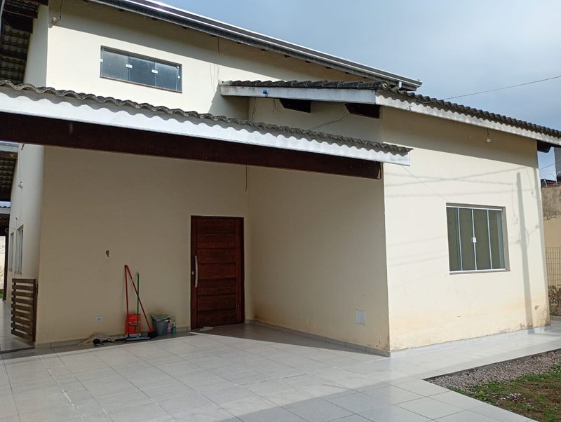 🏡 Sobrado espaçoso e bem localizado — 3 dormitórios, área generosa e 4 vagas de garagem!  Caraguatatuba - 