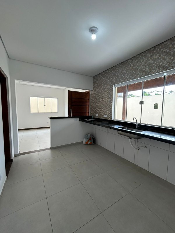 🏡 Sobrado espaçoso e bem localizado — 3 dormitórios, área generosa e 4 vagas de garagem!  Caraguatatuba - 