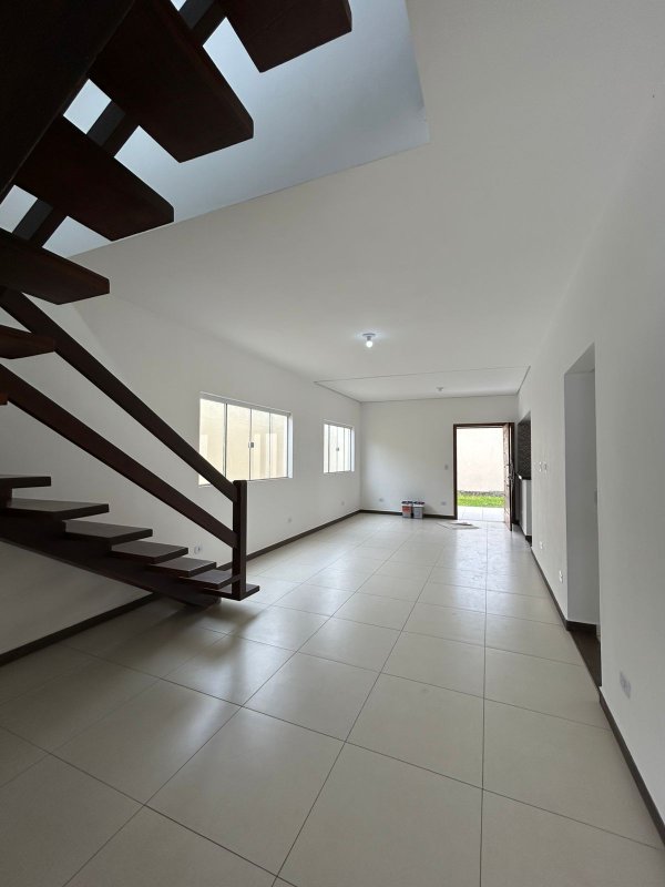 🏡 Sobrado espaçoso e bem localizado — 3 dormitórios, área generosa e 4 vagas de garagem!  Caraguatatuba - 