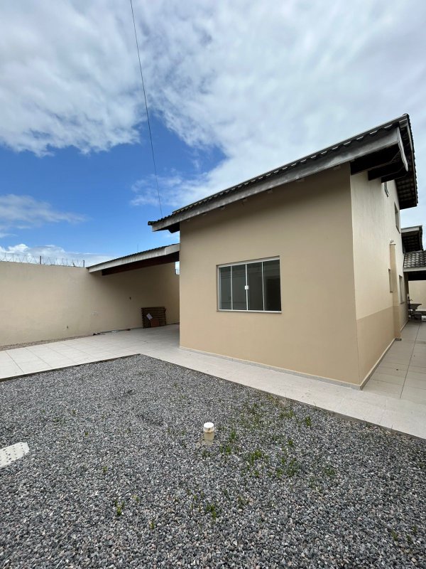 🏡 Sobrado espaçoso e bem localizado — 3 dormitórios, área generosa e 4 vagas de garagem!  Caraguatatuba - 