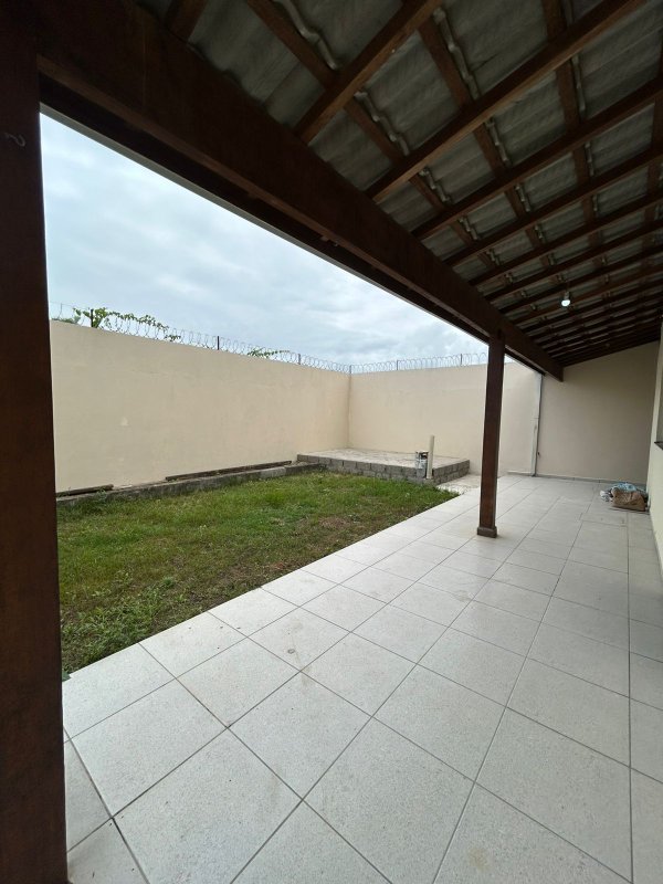 🏡 Sobrado espaçoso e bem localizado — 3 dormitórios, área generosa e 4 vagas de garagem!  Caraguatatuba - 