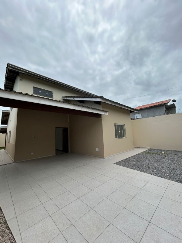 🏡 Sobrado espaçoso e bem localizado — 3 dormitórios, área generosa e 4 vagas de garagem!  Caraguatatuba - 