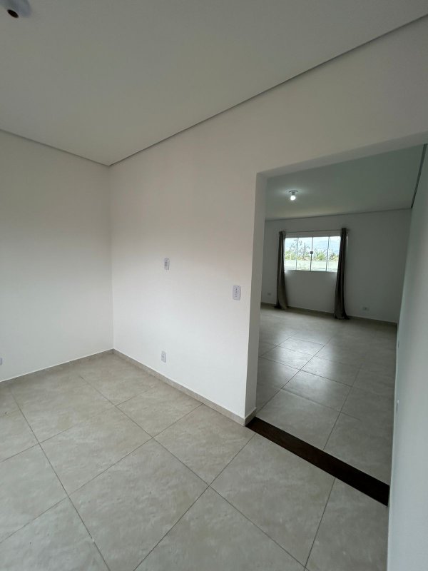 🏡 Sobrado espaçoso e bem localizado — 3 dormitórios, área generosa e 4 vagas de garagem!  Caraguatatuba - 