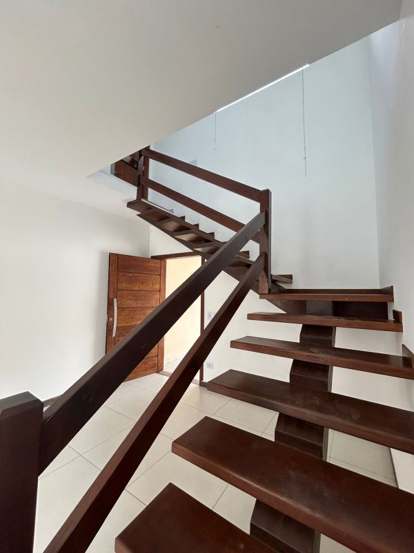 🏡 Sobrado espaçoso e bem localizado — 3 dormitórios, área generosa e 4 vagas de garagem!  Caraguatatuba - 