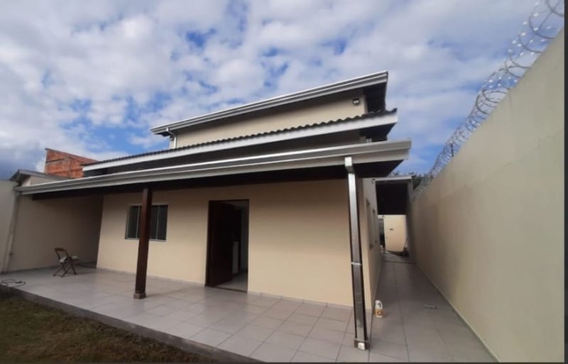 🏡 Sobrado espaçoso e bem localizado — 3 dormitórios, área generosa e 4 vagas de garagem!  Caraguatatuba - 