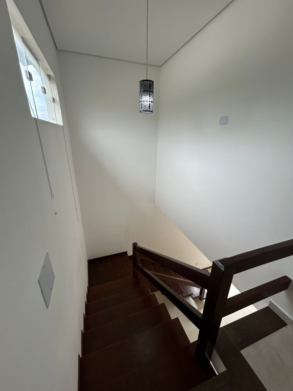 🏡 Sobrado espaçoso e bem localizado — 3 dormitórios, área generosa e 4 vagas de garagem!  Caraguatatuba - 