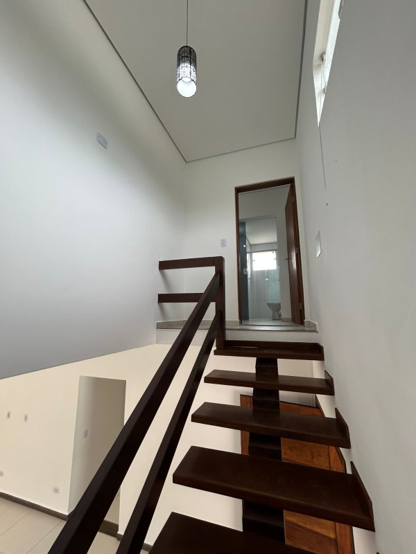 🏡 Sobrado espaçoso e bem localizado — 3 dormitórios, área generosa e 4 vagas de garagem!  Caraguatatuba - 