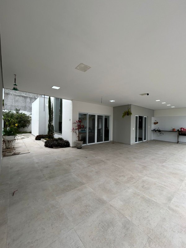 🏡 Casa Térrea Ampla com 5 vagas – Excelente Oportunidade em Caraguatatuba  Caraguatatuba - 