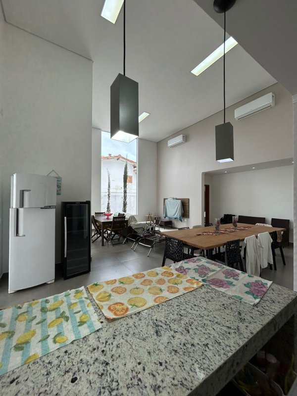 🏡 Casa Térrea Ampla com 5 vagas – Excelente Oportunidade em Caraguatatuba  Caraguatatuba - 