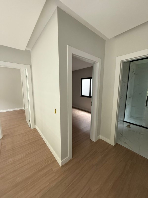 CASA COM 1 SUÍTE E MAIS 2 QUARTOS, 1 VAGA DE GARAGEM  Brusque - 