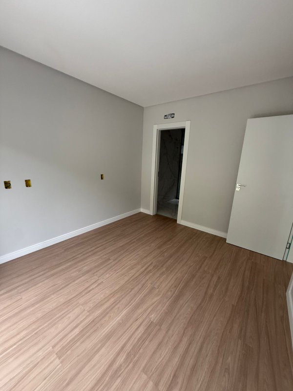 CASA COM 1 SUÍTE E MAIS 2 QUARTOS, 1 VAGA DE GARAGEM  Brusque - 