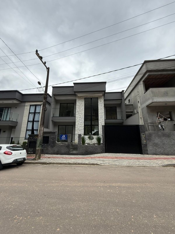 CASA COM 1 SUÍTE E MAIS 2 QUARTOS, 1 VAGA DE GARAGEM  Brusque - 