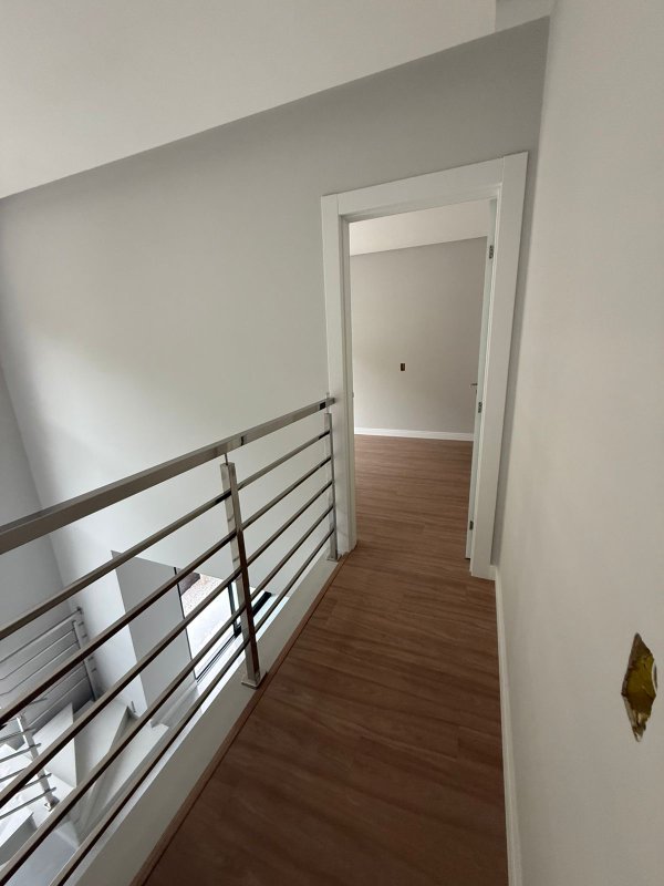 CASA COM 1 SUÍTE E MAIS 2 QUARTOS, 1 VAGA DE GARAGEM  Brusque - 