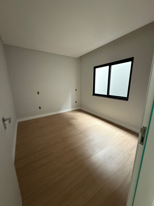 CASA COM 1 SUÍTE E MAIS 2 QUARTOS, 1 VAGA DE GARAGEM  Brusque - 