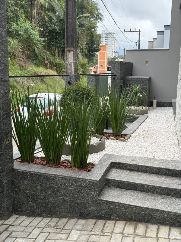 CASA COM 1 SUÍTE E MAIS 2 QUARTOS, 1 VAGA DE GARAGEM  Brusque - 