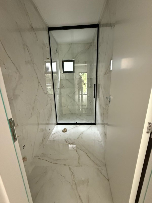 CASA COM 1 SUÍTE E MAIS 2 QUARTOS, 1 VAGA DE GARAGEM  Brusque - 