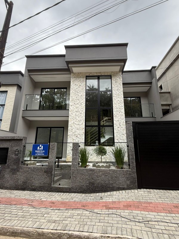 CASA COM 1 SUÍTE E MAIS 2 QUARTOS, 1 VAGA DE GARAGEM  Brusque - 