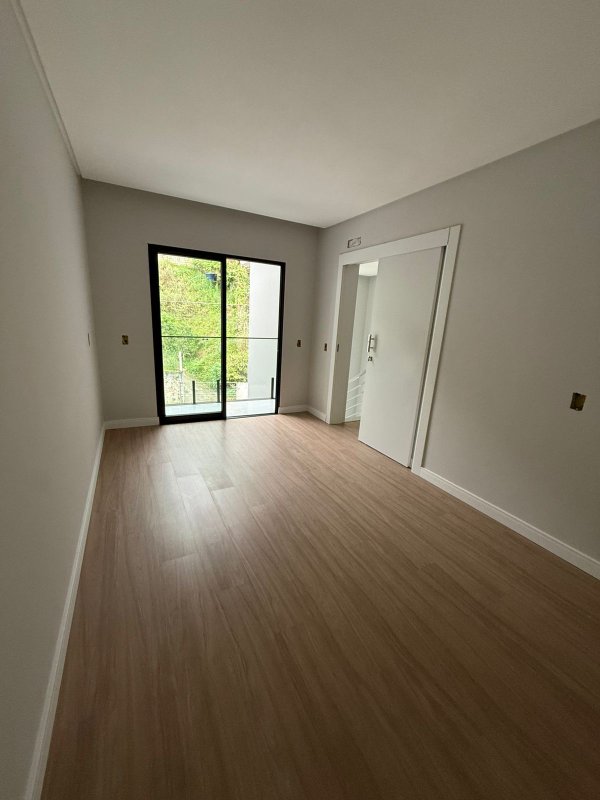 CASA COM 1 SUÍTE E MAIS 2 QUARTOS, 1 VAGA DE GARAGEM  Brusque - 