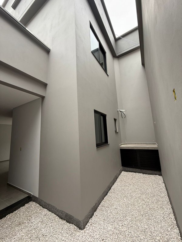 CASA COM 2 SUÍTE E 1 VAGA DE GARAGEM  Brusque - 