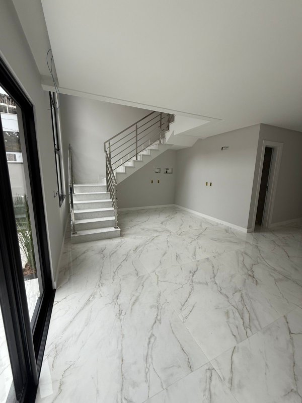CASA COM 2 SUÍTE E 1 VAGA DE GARAGEM  Brusque - 