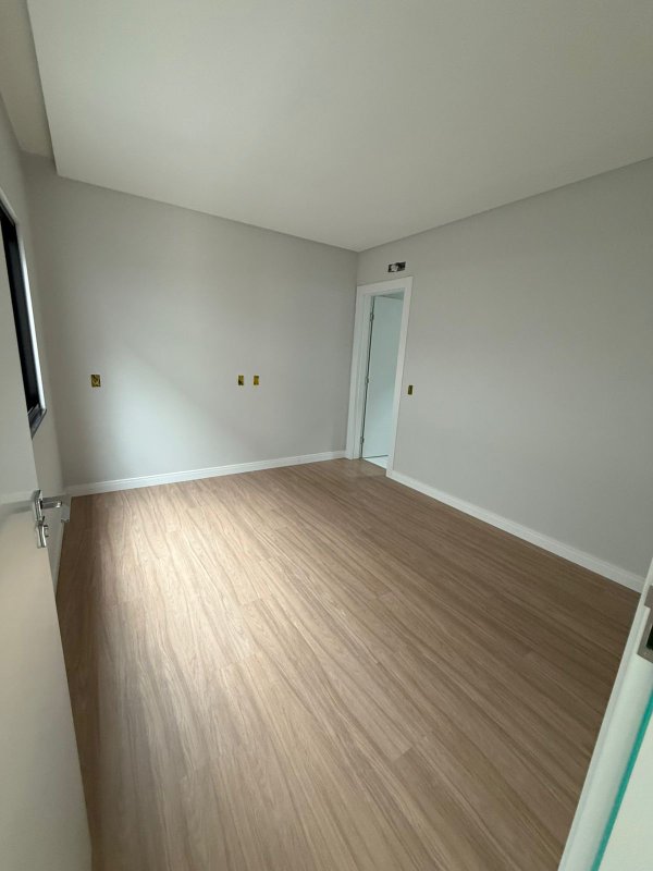 CASA COM 2 SUÍTE E 1 VAGA DE GARAGEM  Brusque - 