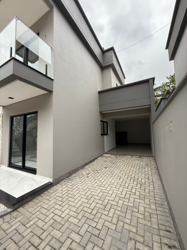 CASA COM 2 SUÍTE E 1 VAGA DE GARAGEM  Brusque - 