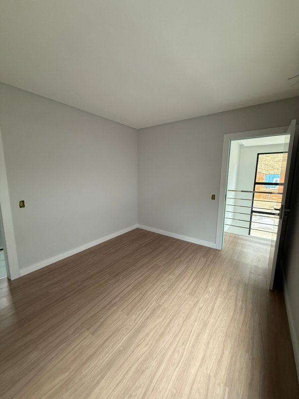 CASA COM 2 SUÍTE E 1 VAGA DE GARAGEM  Brusque - 
