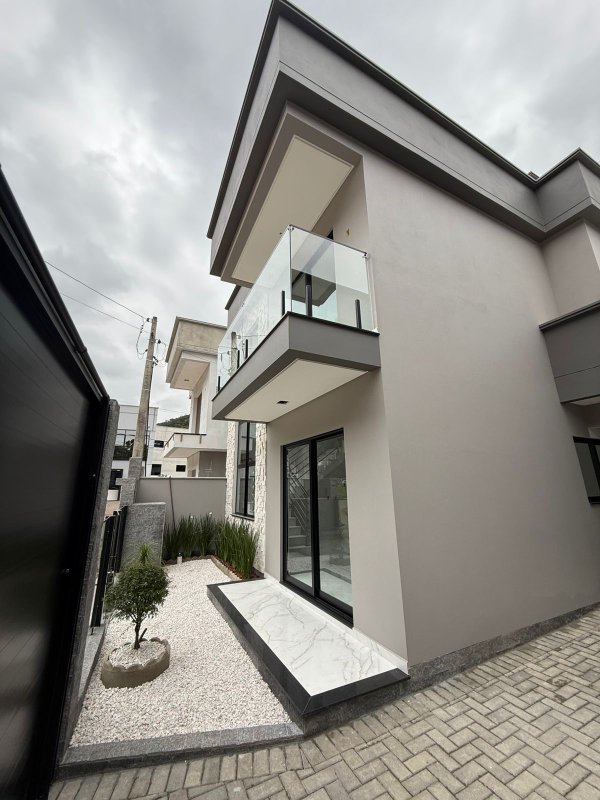 CASA COM 2 SUÍTE E 1 VAGA DE GARAGEM  Brusque - 