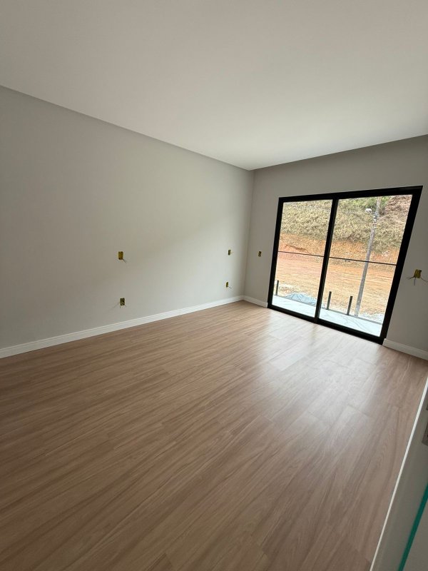 CASA COM 2 SUÍTE E 1 VAGA DE GARAGEM  Brusque - 