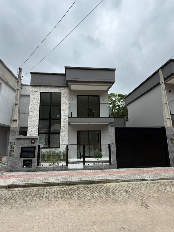 CASA COM 2 SUÍTE E 1 VAGA DE GARAGEM  Brusque - 