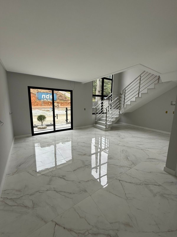 CASA COM 2 SUÍTE E 1 VAGA DE GARAGEM  Brusque - 