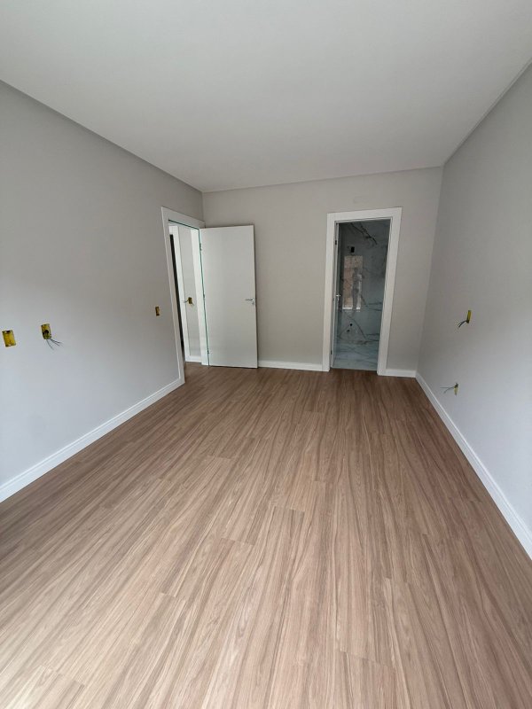 CASA COM 2 SUÍTE E 1 VAGA DE GARAGEM  Brusque - 