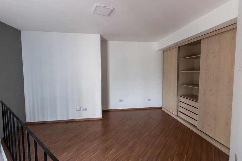 ALUGA-SE APARTAMENTO DUPLEX EM FLAT - 46M2 Rua Urussuí São Paulo - 