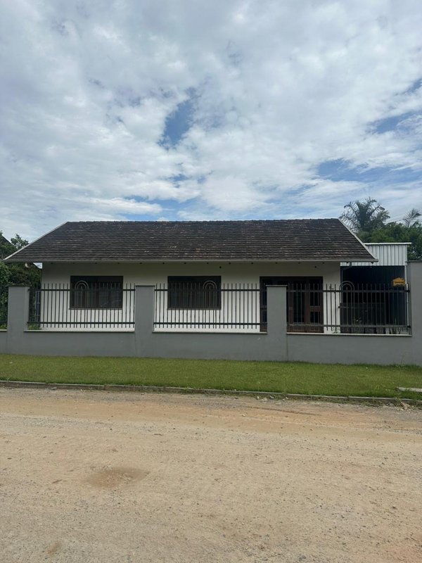 Casa à venda em Timbó, bairro das Capitais com 3 dormitórios, 2 vagas de garagem + galpão Rus Belo Horizonte  Timbó - 