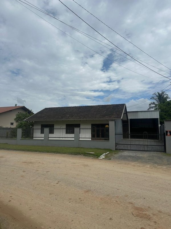 Casa à venda em Timbó, bairro das Capitais com 3 dormitórios, 2 vagas de garagem + galpão Rus Belo Horizonte  Timbó - 