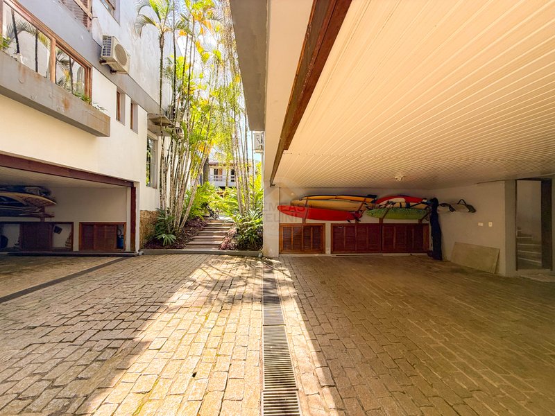 Casa em Condomínio na Praia do Engenho - À VENDA  São Sebastião - 
