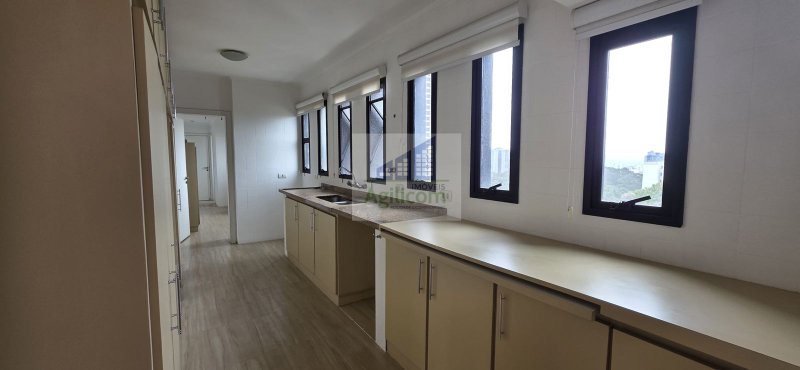 APARTAMENTO À VENDA NO MORUMBI COM 185M², 4 DORMI E 3 VAGAS DE GARAGEM Rua Crítios São Paulo - 