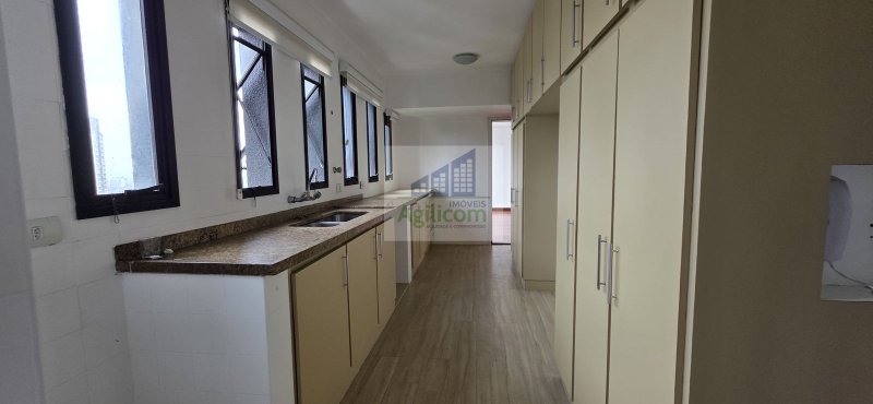 APARTAMENTO À VENDA NO MORUMBI COM 185M², 4 DORMI E 3 VAGAS DE GARAGEM Rua Crítios São Paulo - 