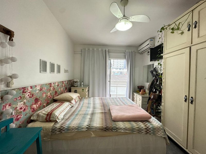 Amplo Apartamento com Duas Varandas no Edifício Whittcinski, Perto do Mar Rua 316 Itapema - 