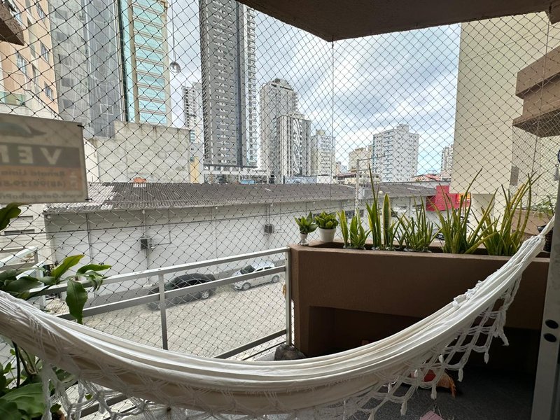 Amplo Apartamento com Duas Varandas no Edifício Whittcinski, Perto do Mar Rua 316 Itapema - 
