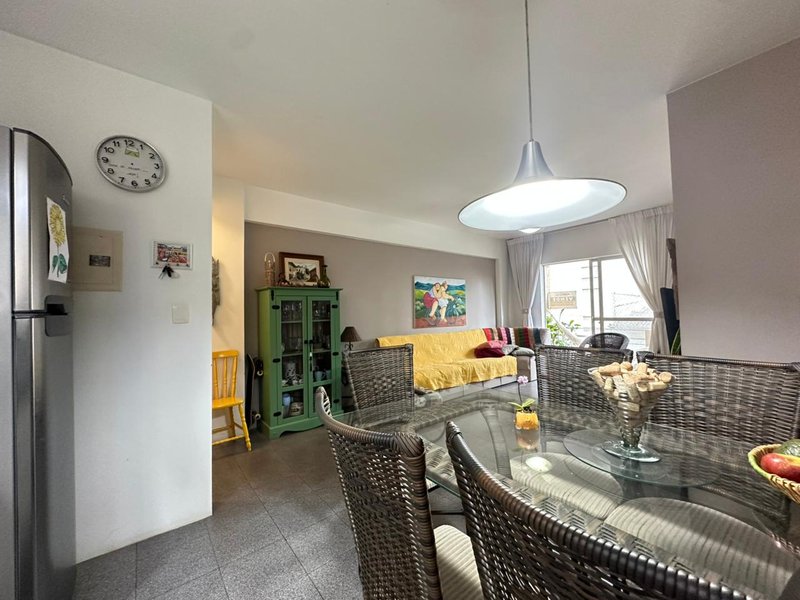 Amplo Apartamento com Duas Varandas no Edifício Whittcinski, Perto do Mar Rua 316 Itapema - 