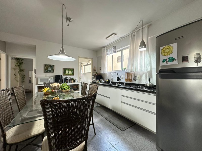 Amplo Apartamento com Duas Varandas no Edifício Whittcinski, Perto do Mar Rua 316 Itapema - 
