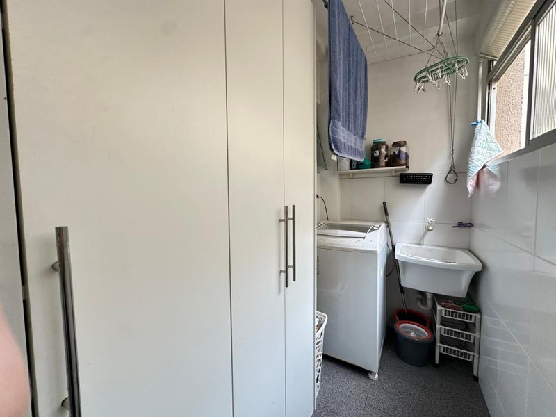 Amplo Apartamento com Duas Varandas no Edifício Whittcinski, Perto do Mar Rua 316 Itapema - 
