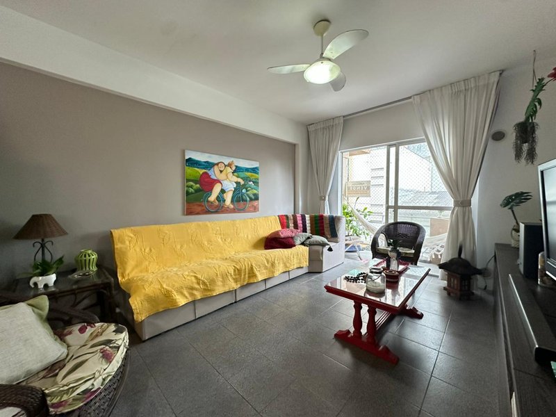 Amplo Apartamento com Duas Varandas no Edifício Whittcinski, Perto do Mar Rua 316 Itapema - 