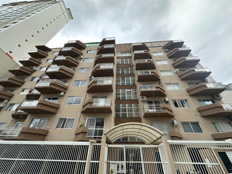 Amplo Apartamento com Duas Varandas no Edifício Whittcinski, Perto do Mar Rua 316 Itapema - 