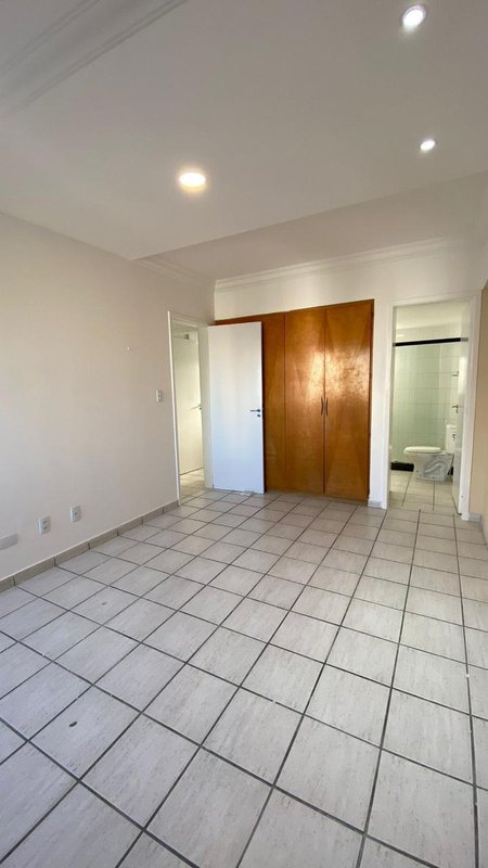 3 quartos (1 suíte). 127m². Nascente. Andar intermediário. 2 vagas de garagem Rua Carlos Pereira Falcão Recife - 